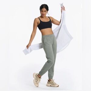 BRAND NEW Vuori Boyfriend Jogger